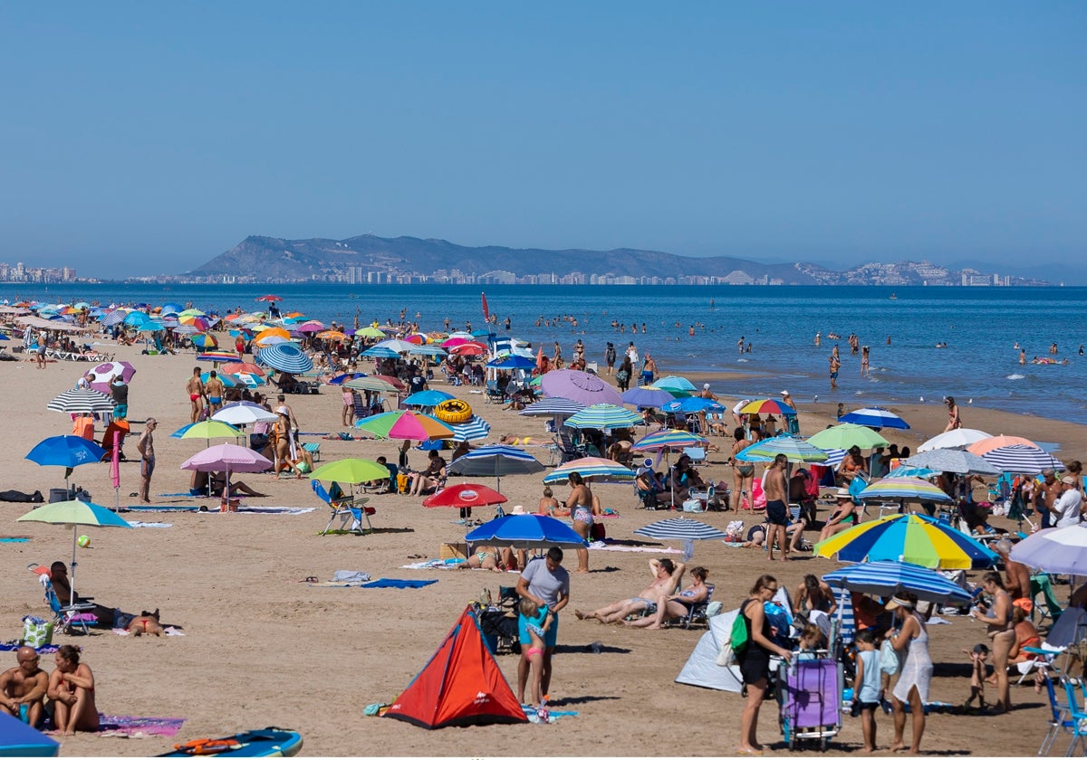 Bañistas en la playa de Gandia durante este verano.