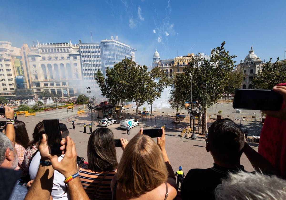 Disparo de la mascletà de Piroval, en la plaza del Ayuntamiento de Valencia.