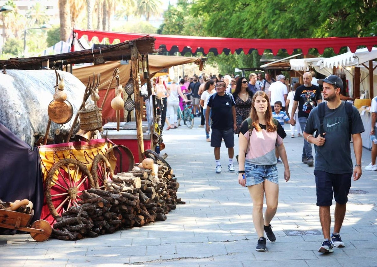 Imagen secundaria 1 - Disparo de la mascletà en la plaza del Ayuntamiento y mercado medieval del tramo IX del río. 