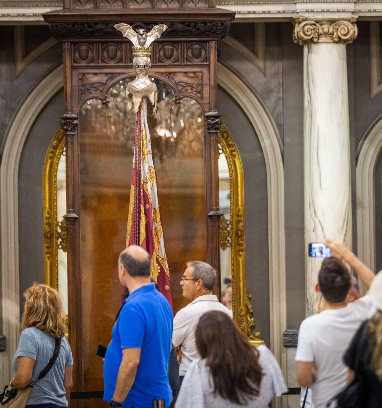 Valencia ya disfruta de la Real Senyera en la víspera del 9 d&#039;Octubre