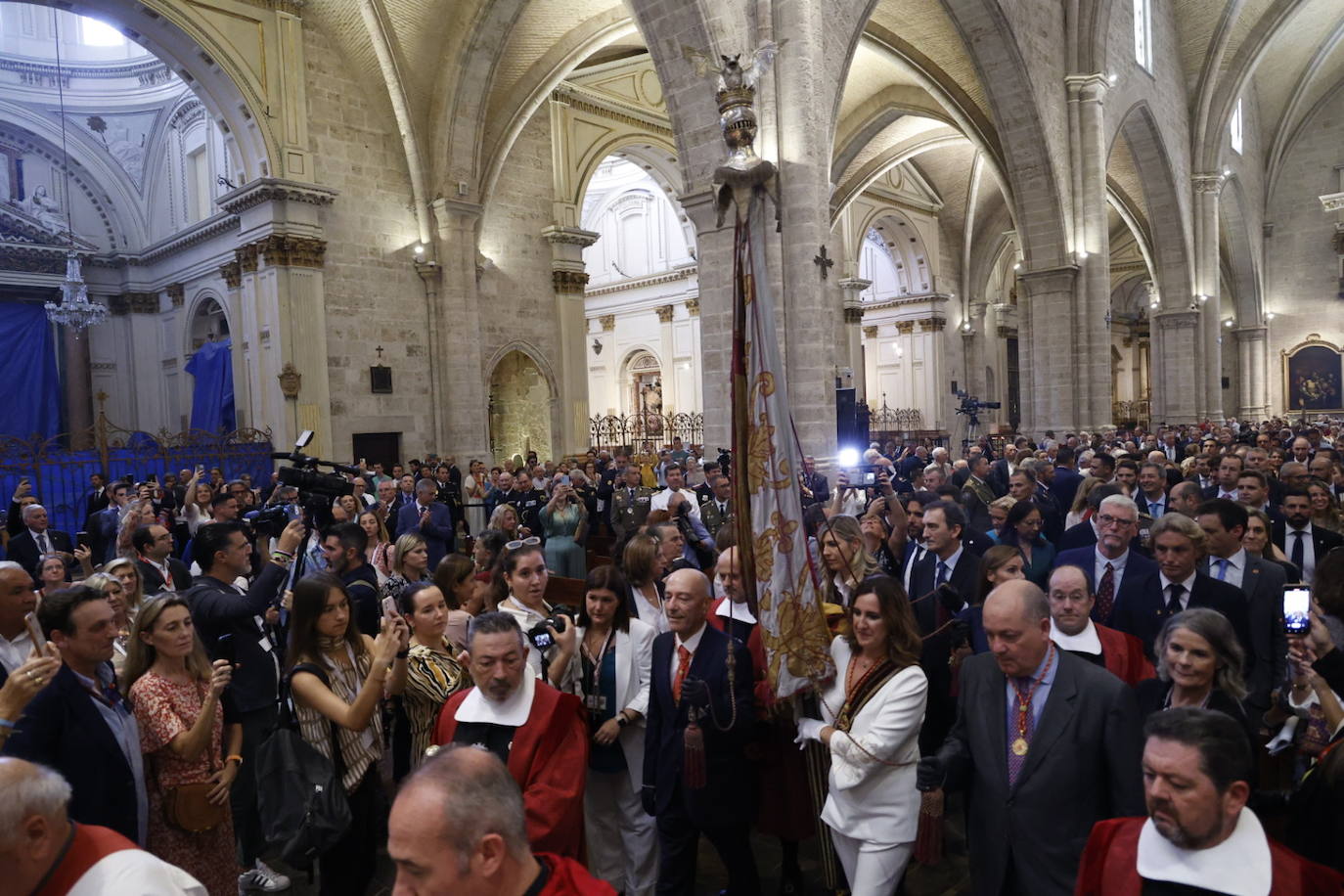 La Senyera regresa a la Catedral de Valencia tras ocho años de ausencia