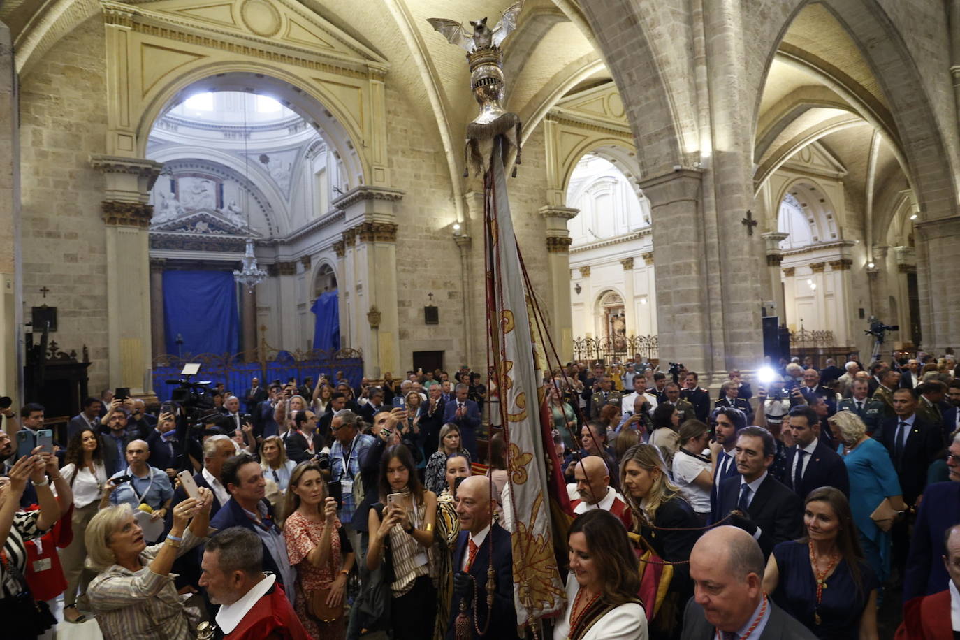 La Senyera regresa a la Catedral de Valencia tras ocho años de ausencia