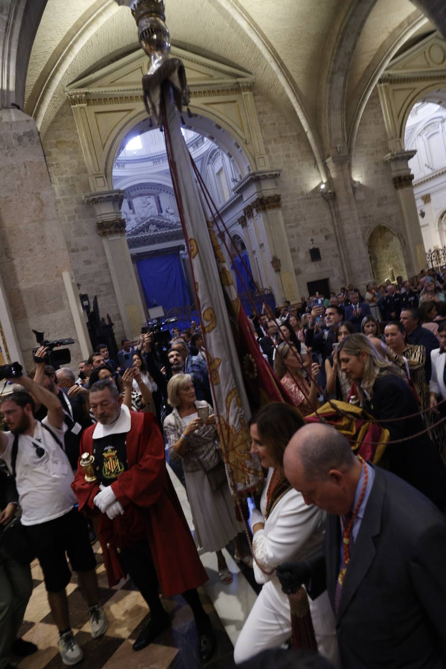 La Senyera regresa a la Catedral de Valencia tras ocho años de ausencia