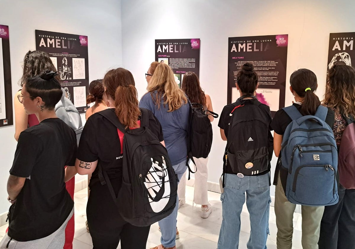 Exposición sobre la violencia sexual.