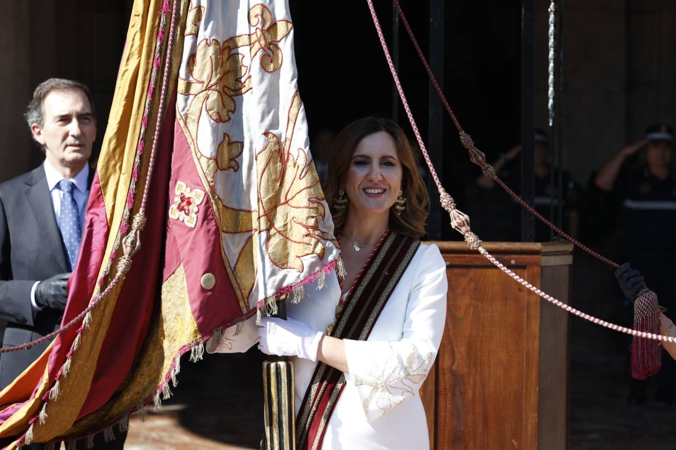 La alcaldesa de Valencia, María José Catalá, portando la Senyera, y donde se aprecia el bordado de las mangas.