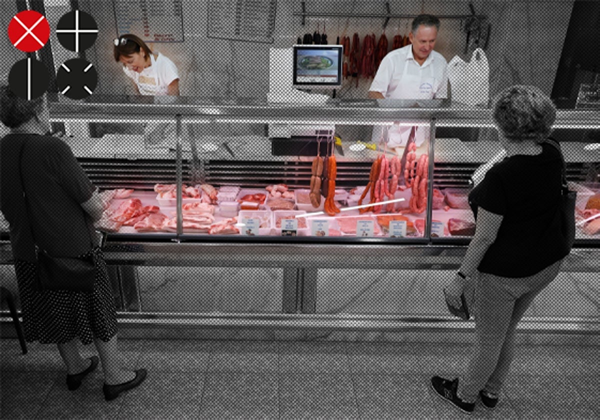 José Gómez corta unas chuletas para sus clientes.