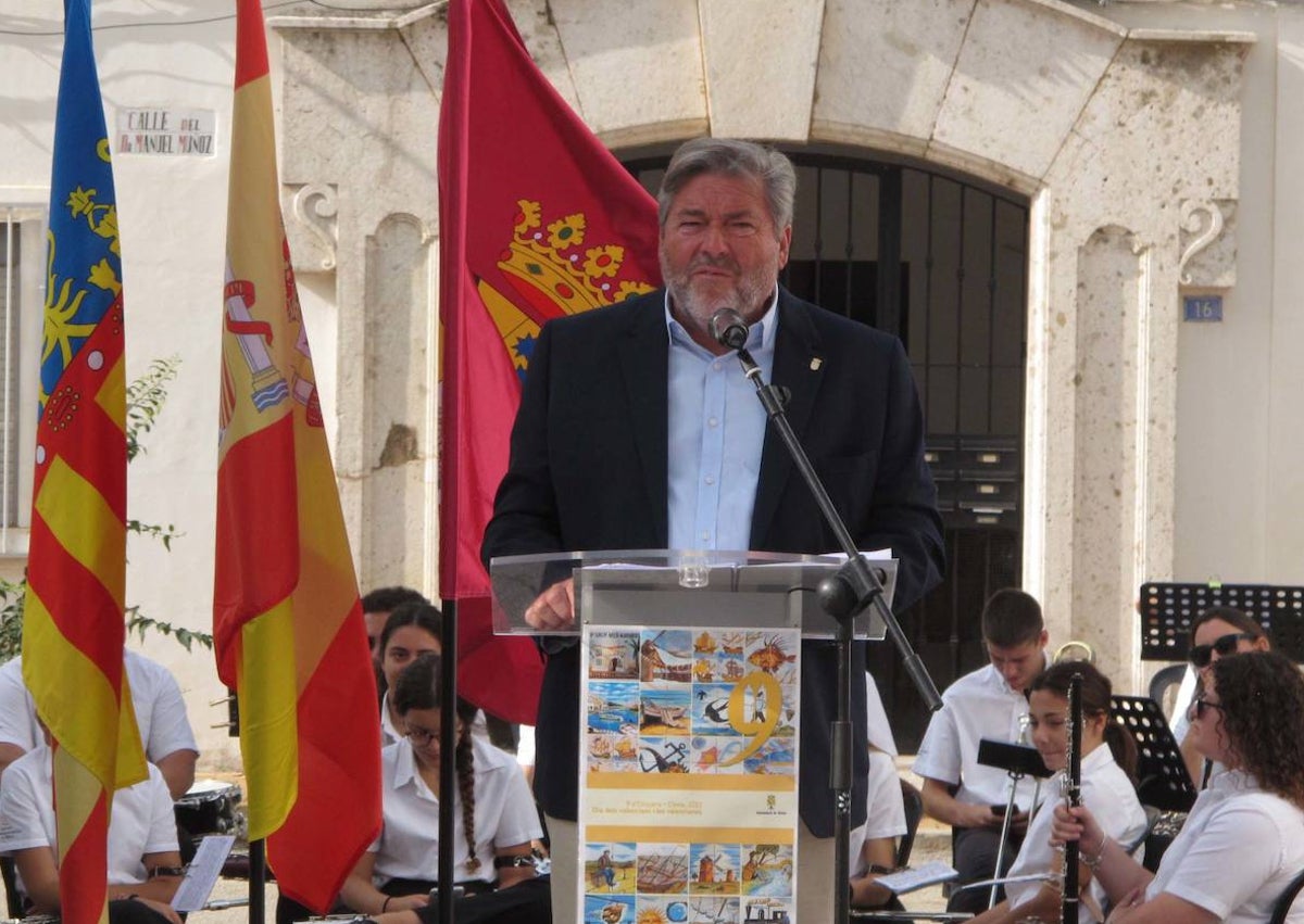 Imagen secundaria 1 - El público asistente al acto en el Primer Grup de Mariners, Rafa Carió (Compromís) y Maria Josep Ripoll (PSPV).