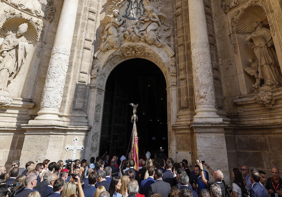 Pitos a los concejales de PSPV y Compromís por abandonar la comitiva al llegar a la catedral