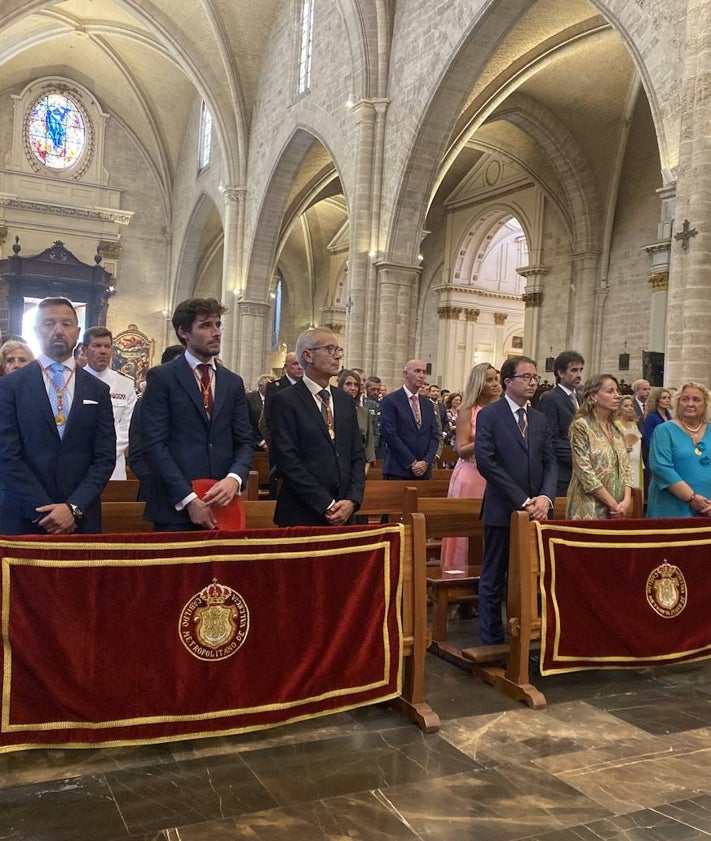 Imagen secundaria 2 - El arzobispo de Valencia, Enrique Benavent; la senyera de Lo Rat Penat y de otras entidades culturales y autoridades, en el Te Deum. 