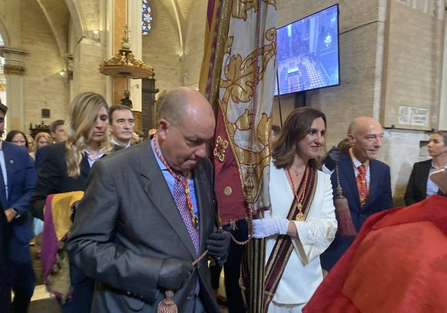 Salida de María José Catalá, alcaldesa de Valencia, con la Real Senyera, de la Catedral tras celebrar el Te Deum-