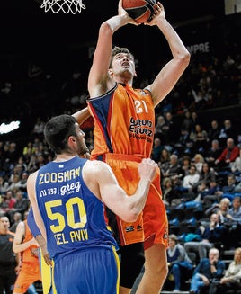 Acción de un Valencia Basket-Maccabi en la Fonteta.