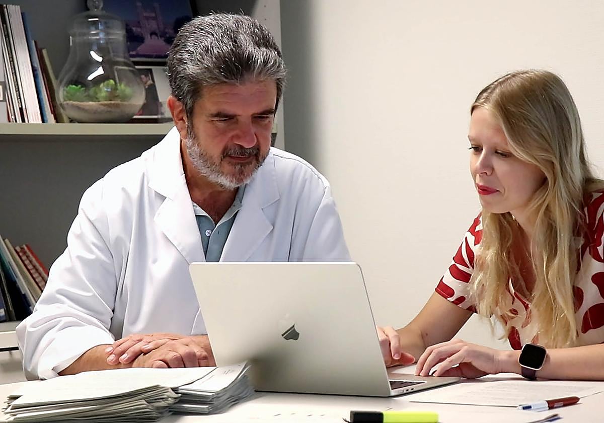 Personal médico y de la Jaume I, durante las pruebas de la IA para explicar las altas sanitarias de La Fe.