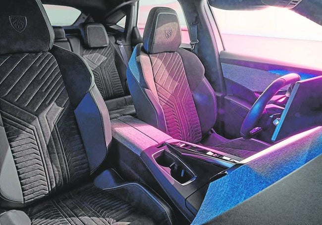 El interior está muy cuidado, con asientos de primera clase.