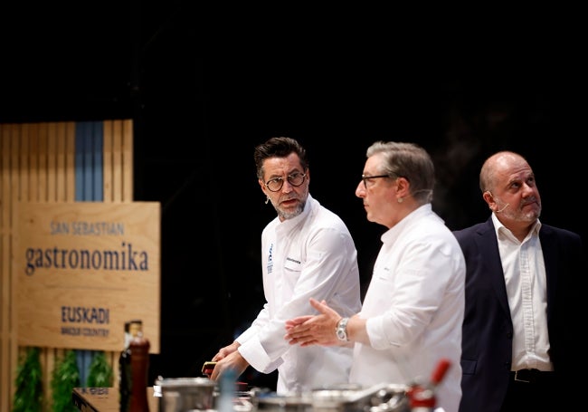 Quique Dacosta y Joan Roca, junto al periodista Benjamín Lana, durante el XXV San Sebastián Gastronomika.