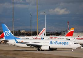 Aviones de Iberia y de Air Europa aparcados en el aeropuerto.