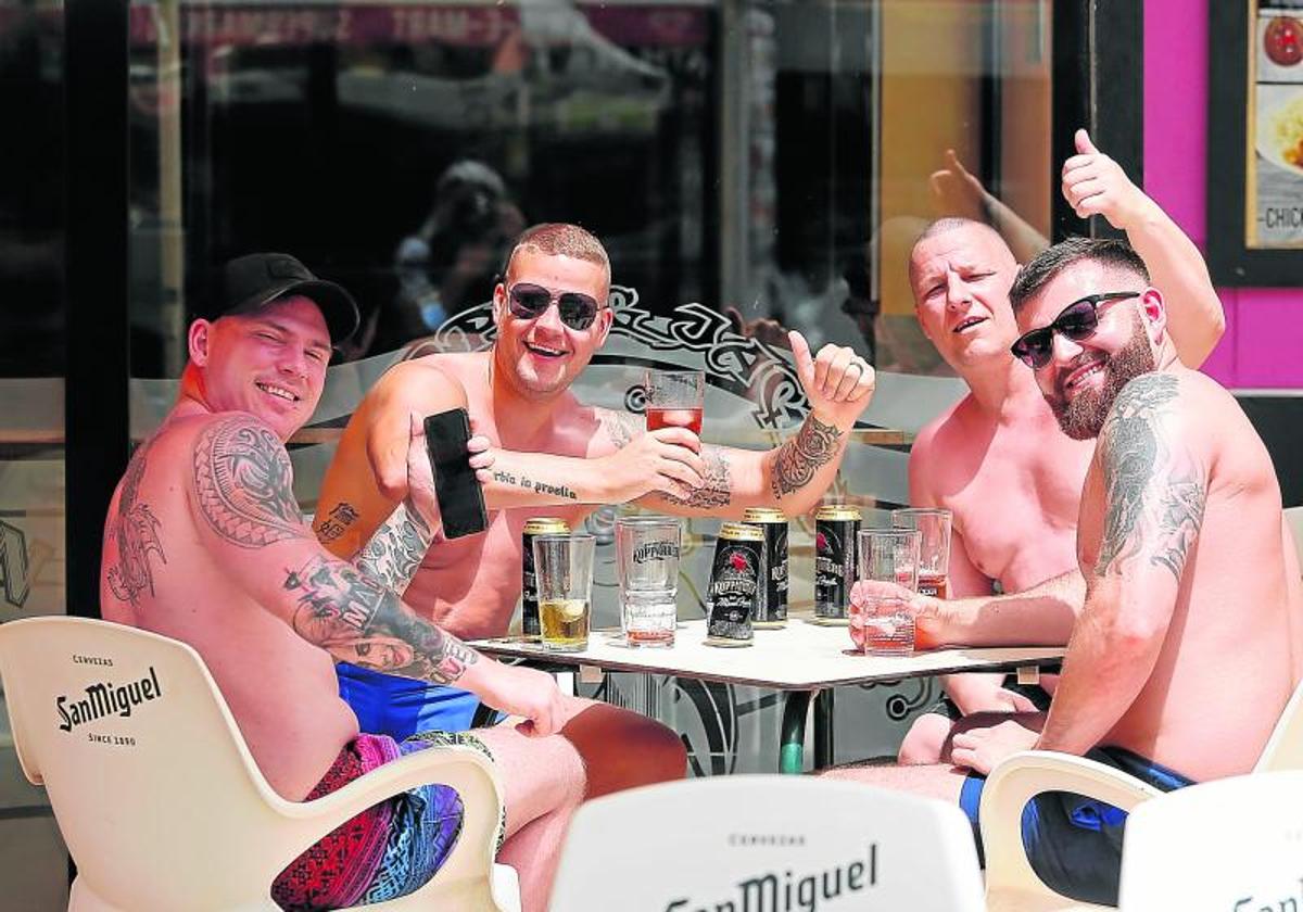 Turistas británicos en Benidorm, en una imagen de archivo.