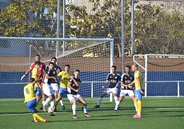 Nano rematando sobre el marco del Callosa Deportiva.
