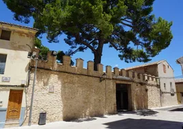 Muralla y almenas originales del patio del Palau dels Comtes de Ròtova.