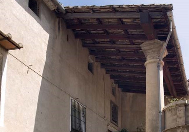 Columna y cubierta del patio de acceso.