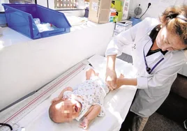 Una pediatra vacuna a un bebé en el centro de salud de Nazaret en una imagen de archivo.