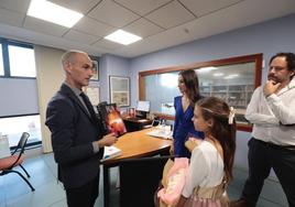 Las falleras mayores reciben un libro histórico de las Fallas de manos del director del periódico, Jesús Trelis, junto al jefe de Local, Arturo Checa.