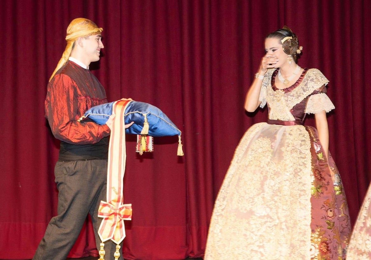 María Estela Arlandis, fallera mayor de Valencia 2024, recibió la banda de fallera mayor de Obispo Jaime Pérez-Luis Oliag de la mano de su novio, Diego Huesca, en la presentación celebrada en 2023.