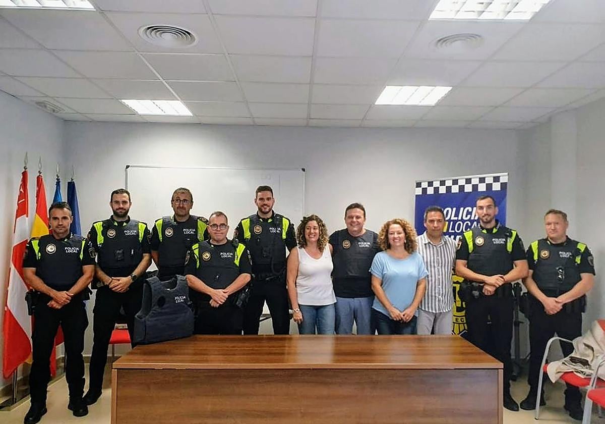 Entrega de los chalecos.