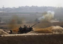 Un carro de combate israelí junto a la franja de Gaza.