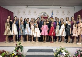 María Estela Arlandis y Marina García, con sus compañeras de las cortes.