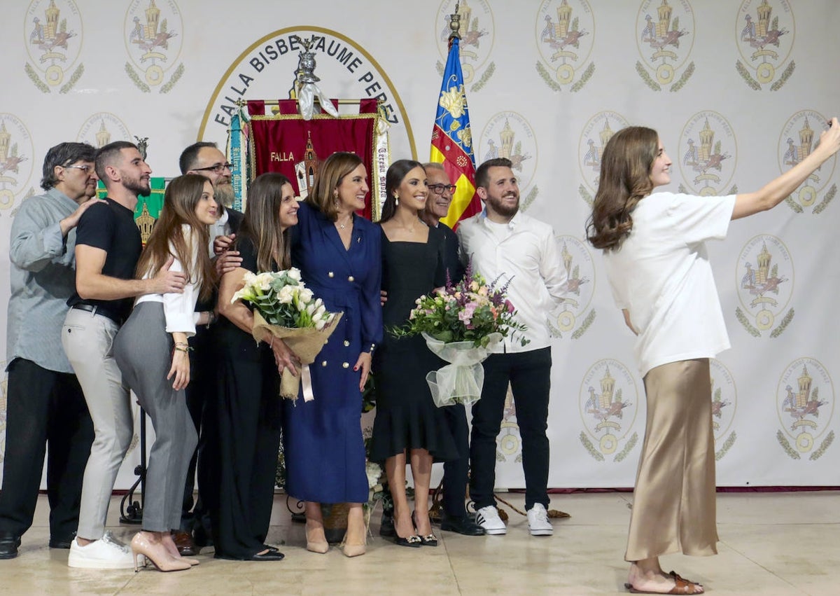 Imagen secundaria 1 - Laura Mengó, María Estela Arlandis y sus cortes; selfie de la familia de María Estela con María José Catalá y abrazo de Marina a su scompañeras.