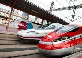 Trenes de alta velocidad de Ouigo, Renfe e Iryo en la estación de Chamartín.