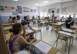 Opositores de Secundaria durante la primera prueba del proceso del pasado verano.