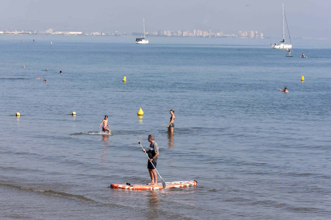 El puente del Pilar y las altas temperaturas llenan las playas y las terrazas en Valencia