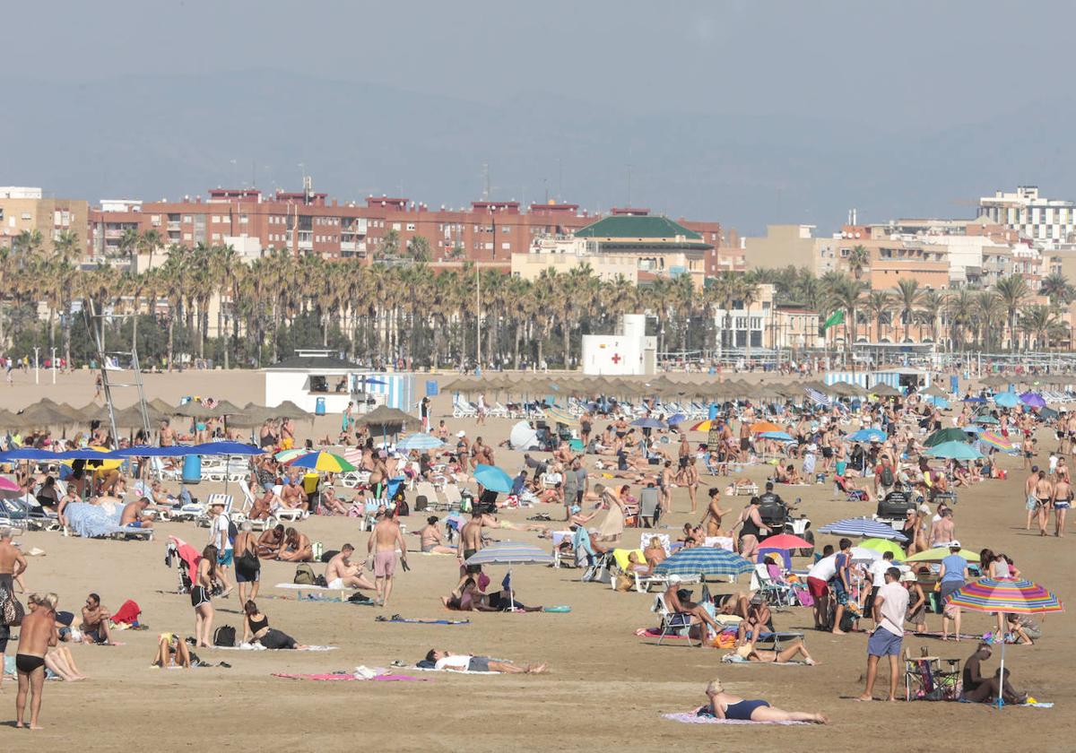 El puente del Pilar y las altas temperaturas llenan las playas y las terrazas en Valencia