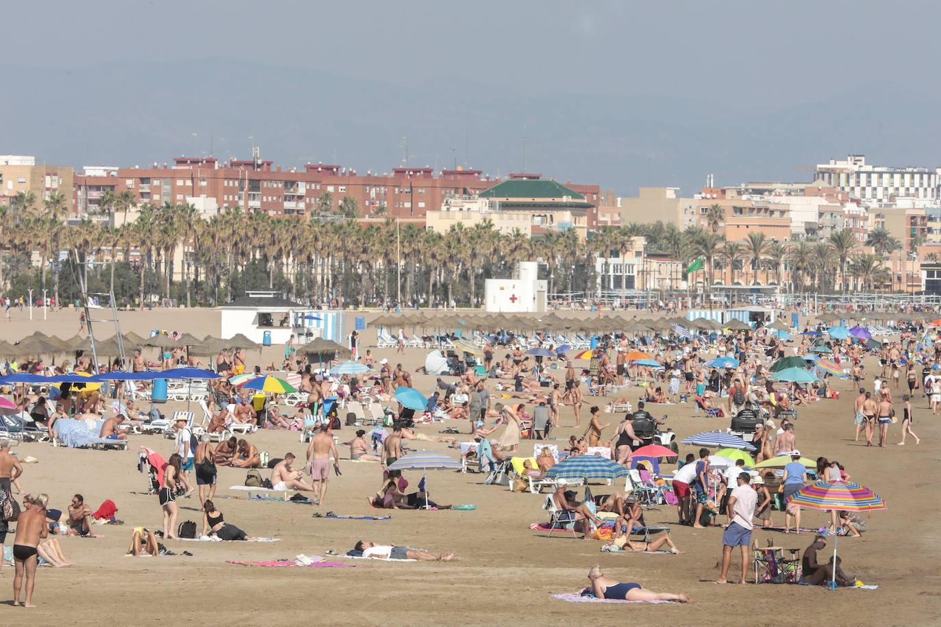 El puente del Pilar y las altas temperaturas llenan las playas y las terrazas en Valencia