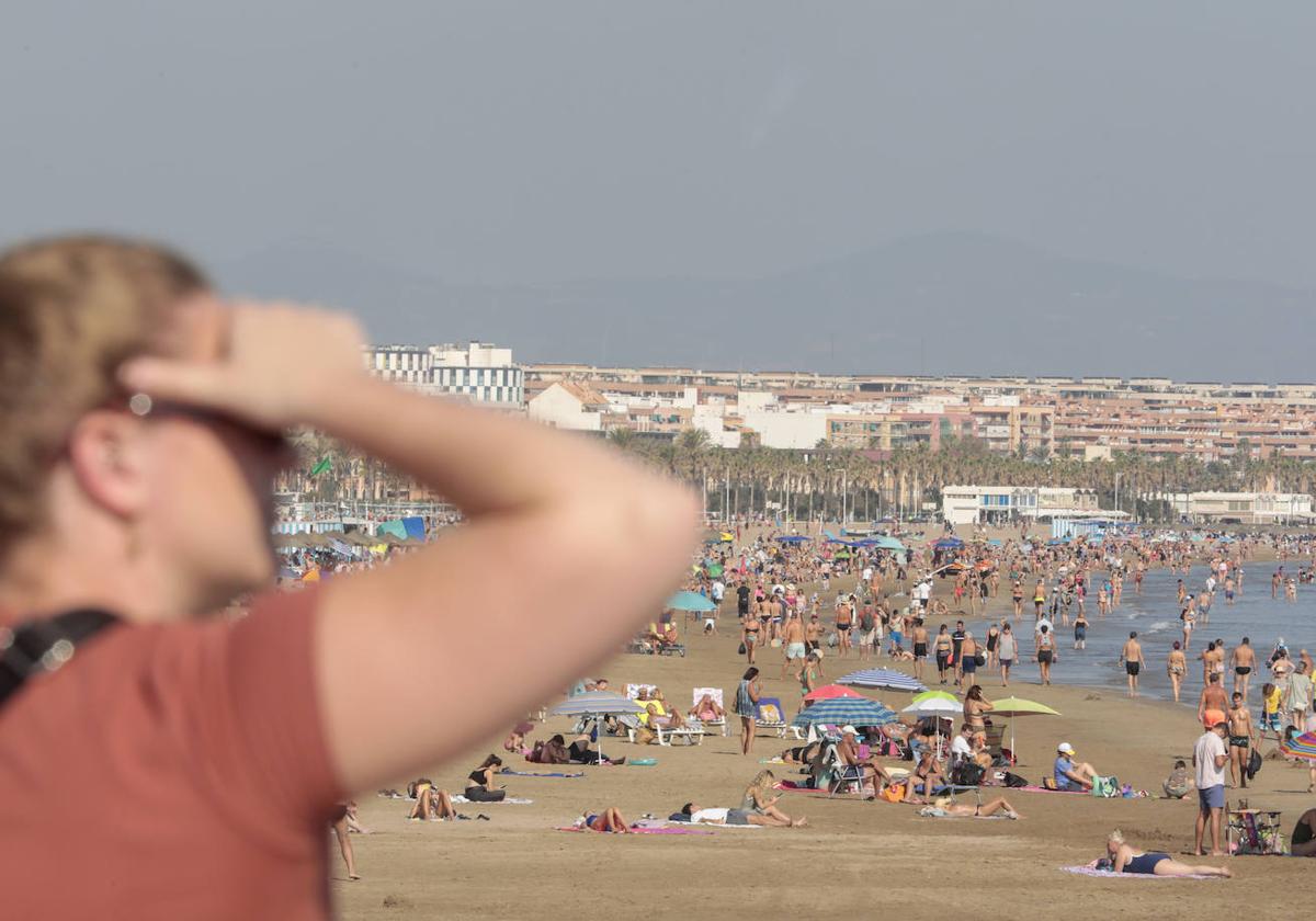 La playa de la Malvarrosa este jueves, 12 de octubre.