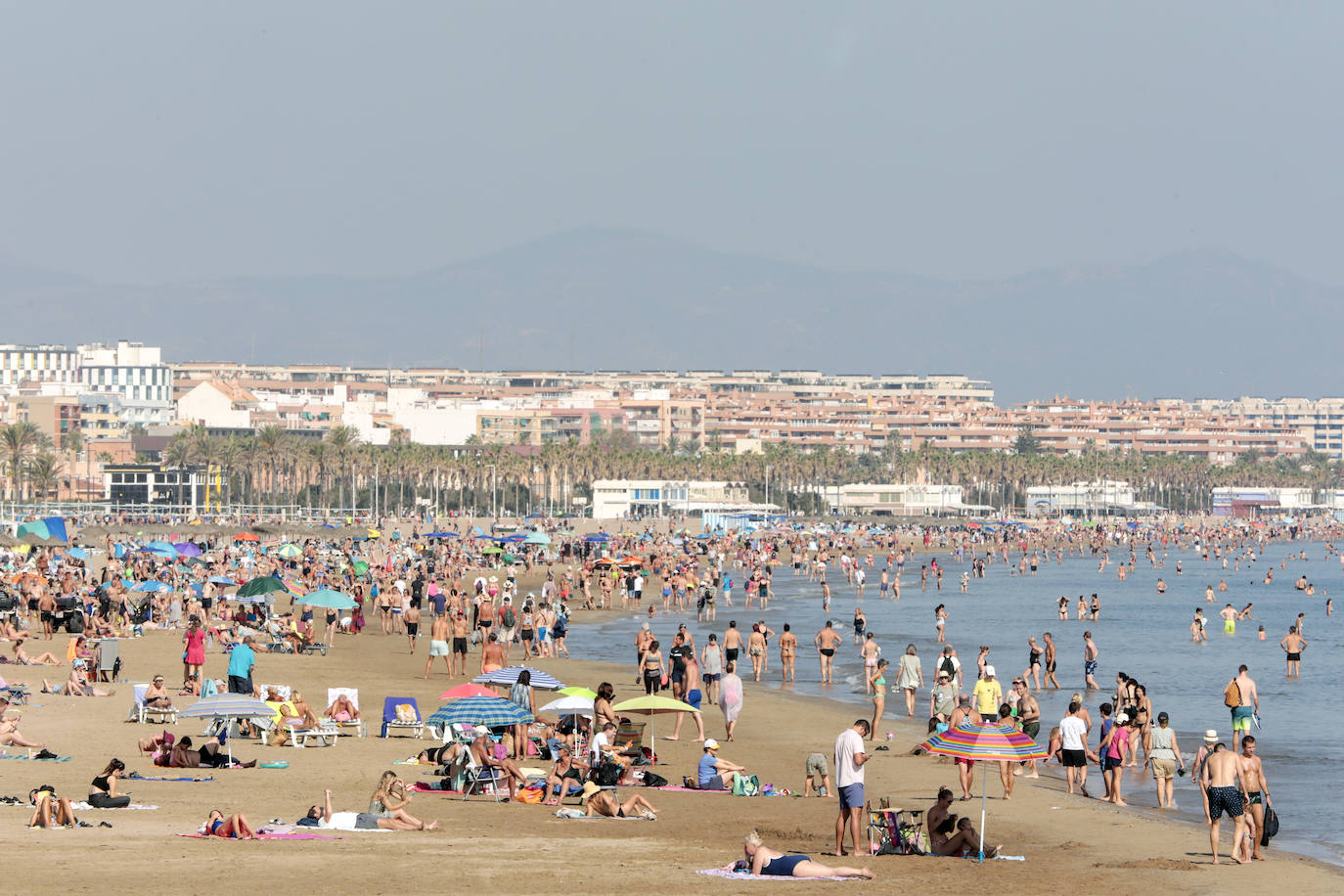 El puente del Pilar y las altas temperaturas llenan las playas y las terrazas en Valencia