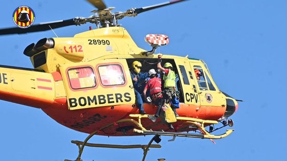 Los bomberos en un rescate realizado hace unos días.