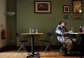 Mesa de un bar en una imagen de archivo.