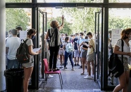 Alumnos a punto de entrar a la selectividad de 2020, que se organizó en los centros.