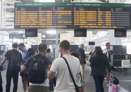 Pasajeros en la estación Joaquín Sorolla este viernes.