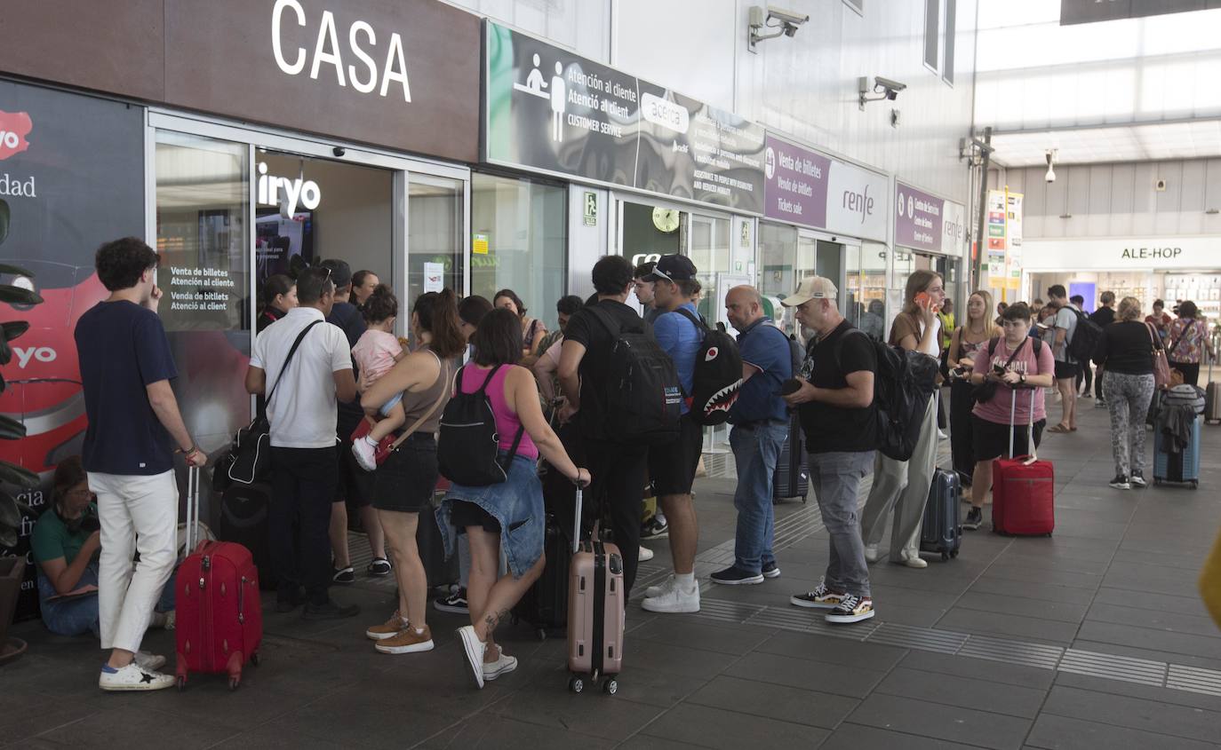 Una avería en la catenaria interrumpe la circulación de la alta velocidad entre Valencia, Alicante y Madrid