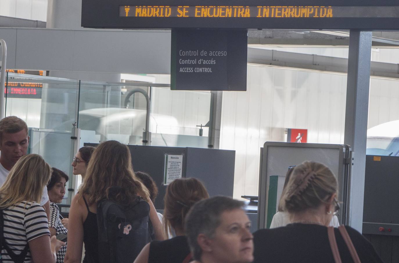 Una avería en la catenaria interrumpe la circulación de la alta velocidad entre Valencia, Alicante y Madrid