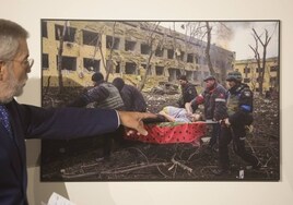 La foto del año pertenece a Evgeniy Maloletka y muestra el horror de la guerra de Ucrania.