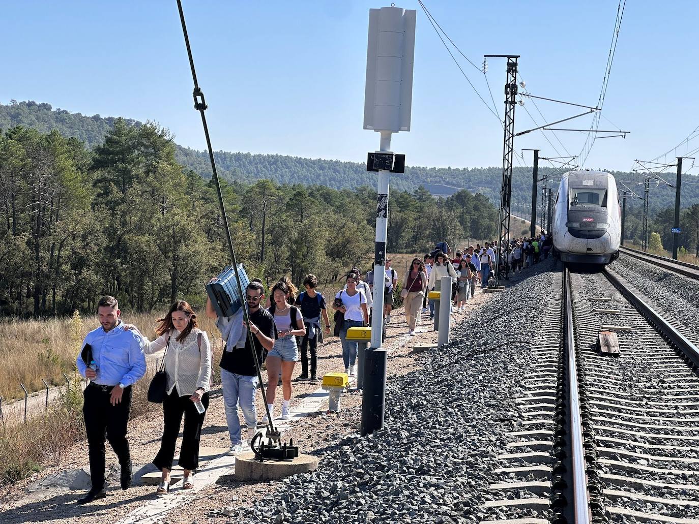 Una avería en la catenaria interrumpe la circulación de la alta velocidad entre Valencia, Alicante y Madrid