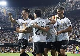 Los jugadores del Valencia, celebrando un gol esta temporada en Mestalla.