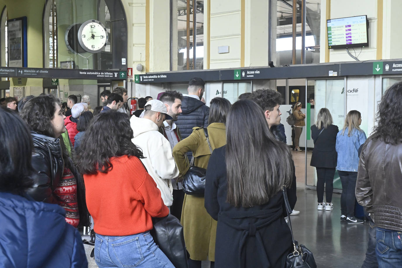 Varias personas esperan en la estación de tren en una imagen de archivo.