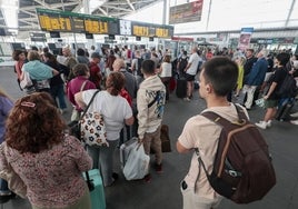 Viajeros esperando para coger el Alvia en dirección a Madrid y Gijón de las 12.09 horas.