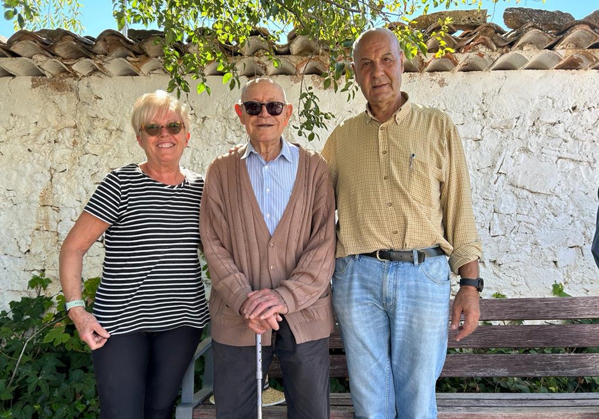 José María, flanqueado por Angelina y Tomás, es el habitante más mayor de Losilla con 99 años.