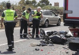 Agentes de la Guardia Civil investigan la escena de un accidente de tráfico con una moto implicada, en San Javier.